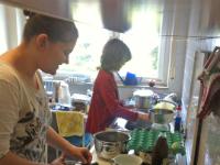 140419 03  Colouring Eastereggs with my nice Viola and Arthur in my moms kitchen